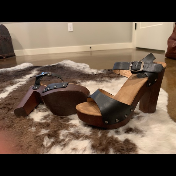 Fresh Black Sandals with wood heels - Picture 2 of 5